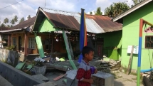 indonesia clamps down on looting as quake tsunami toll tops 1200
